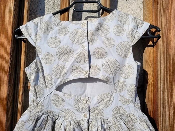 Superbe robe de cérémonie vertbaudet blanche à motifs dorés pailletés, dos nu, 8 ans - photo numéro 4