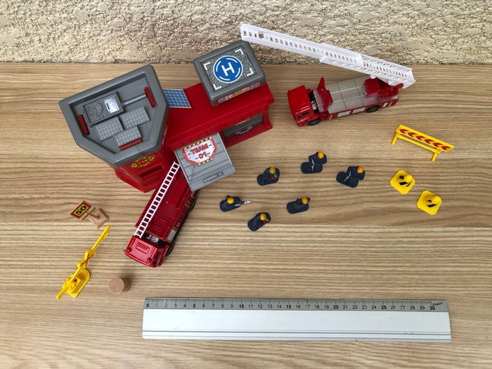 Caserne de pompier, camion, pompiers et accessoires - photo numéro 5