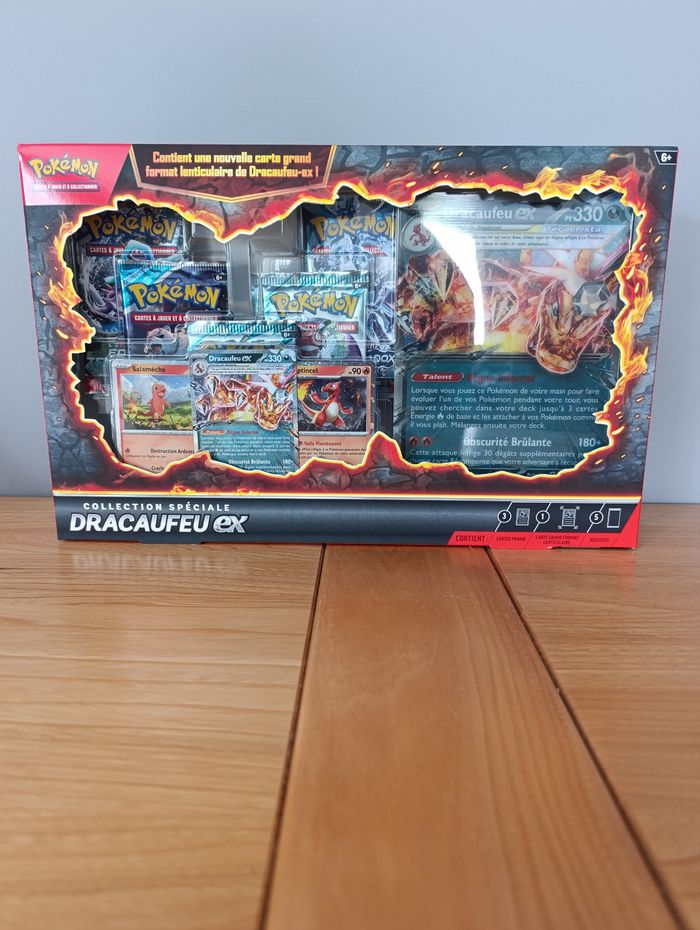Coffret pokémon illustration spécial Dracaufeu