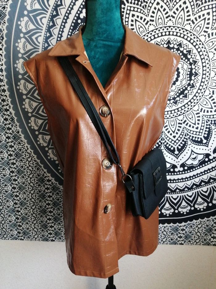Veste simili cuir marron sans manches avec boutons / sans marque / (TU)