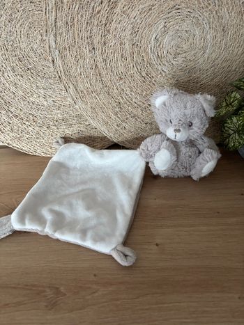 Doudou petit ours beige gris blanc mouchoir tex baby