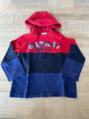 T-shirt  à capuche rouge et bleu