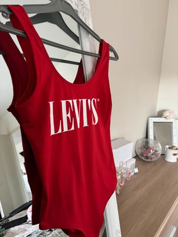 Body Levi’s rouge