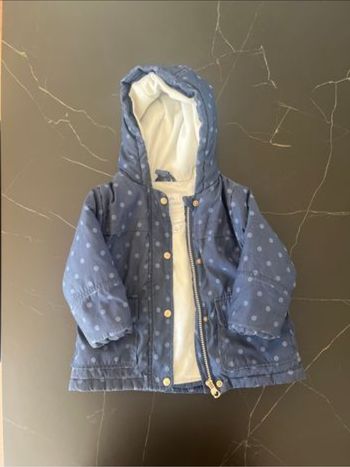 Manteau bleu marine à pois avec sa capuche