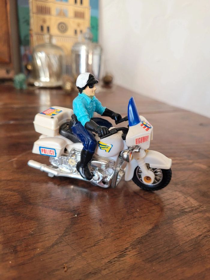 Vends petite figurine policier américain sur sa moto