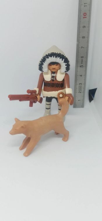 Homme esquimau inuit avec chien de traîneau husky marron vintage playmobil