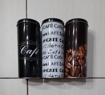Boites dosettes café 
Quelques coups par ci par là mais bon état 
1.5€ pièce