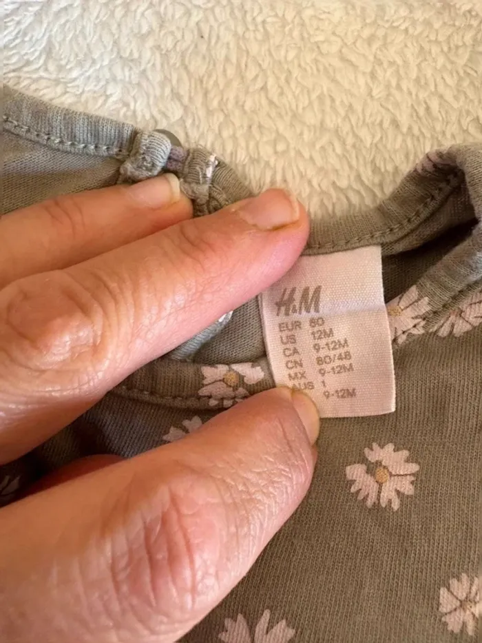 Tee-shirt H&M bébé fille vert kaki à fleurs – 9/12 mois - photo numéro 3