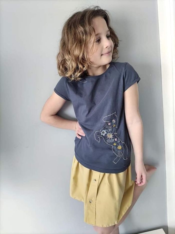 8 ans ensemble été Teeshirt et jupe ( enseigne diverses)