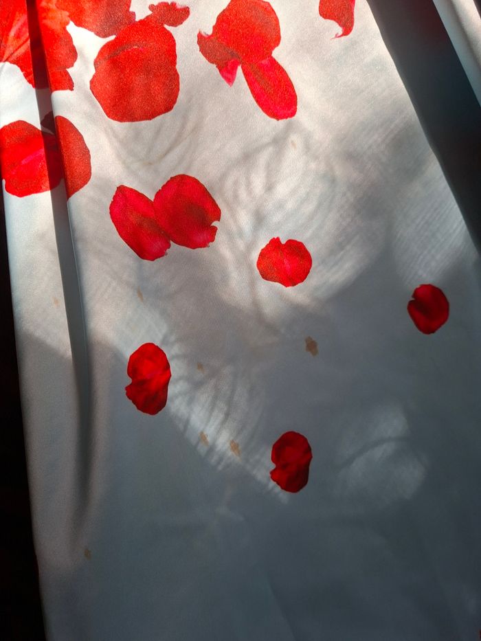 Robe bustier bleue avec pétales rouges - photo numéro 7