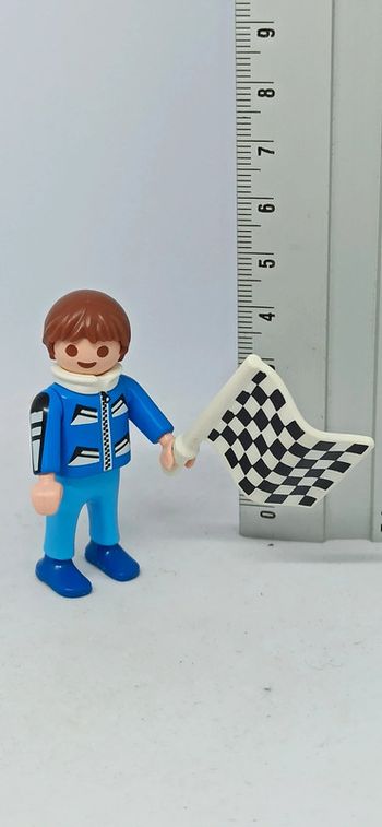 Enfant garçon habits bleus avec drapeau de course playmobil