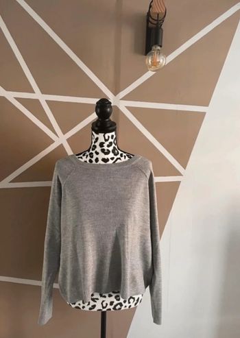 Sweat gris noué dans le dos