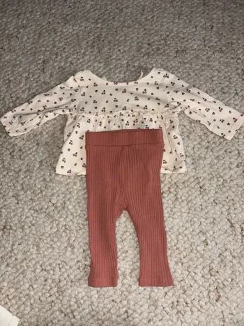 Tenue fille 1 mois – legging + blouse