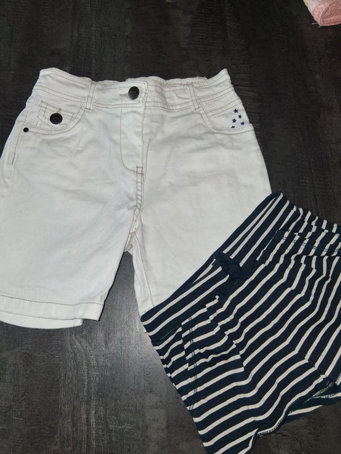 Short blanc Okaidi avec short bleu à rayures offert - photo numéro 2