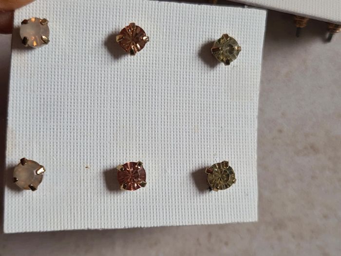 Clous d'oreilles couleur pastel - photo numéro 3