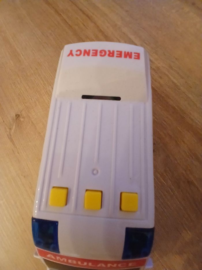 Véhicule ambulance jouet - photo numéro 2