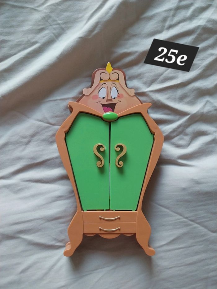 Garde robe figurine