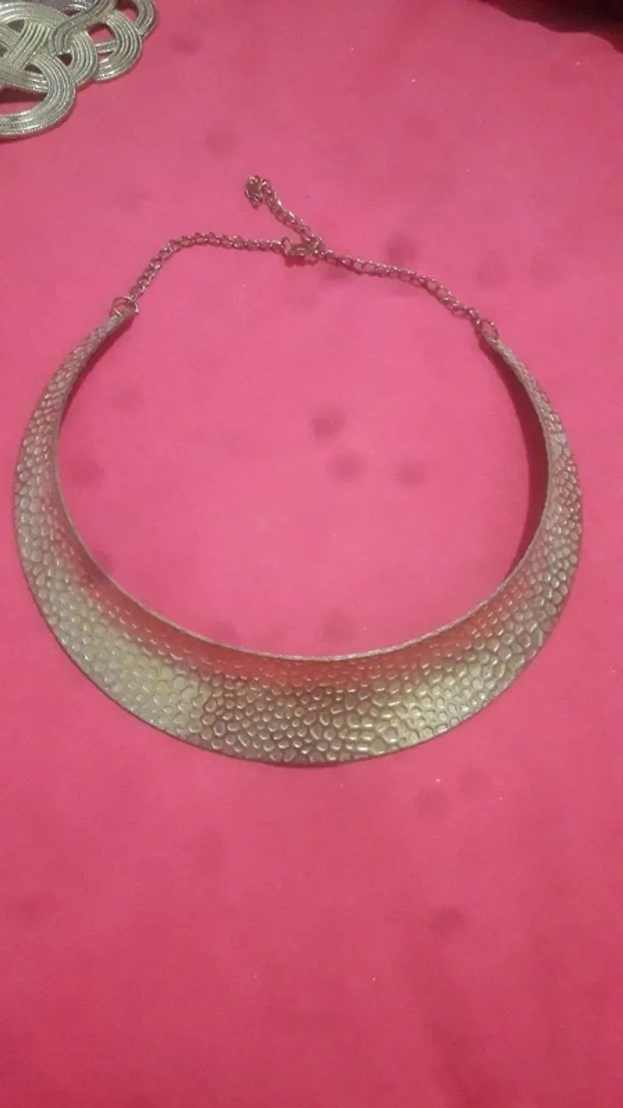 Très beau collier doré ras de cou les bijoux de Brigitte neuf jamais porté