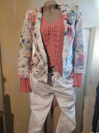 Pull col V, mailles ajourées, ventre nu, rose