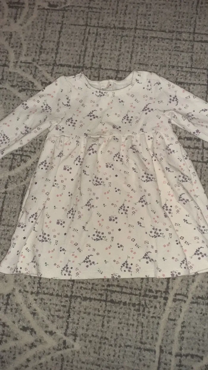Robe blanche à motifs fleurs