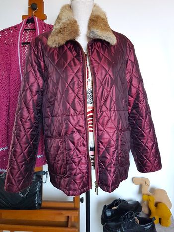 Doudoune lie de vin Lafayette Collection. Taille XL (42). 50cm aux aisselles.