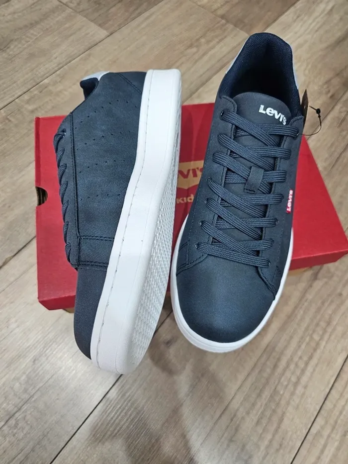 Très belles baskets garçon,  marque Levi's,  bleu marine, pointure 39 - photo numéro 3