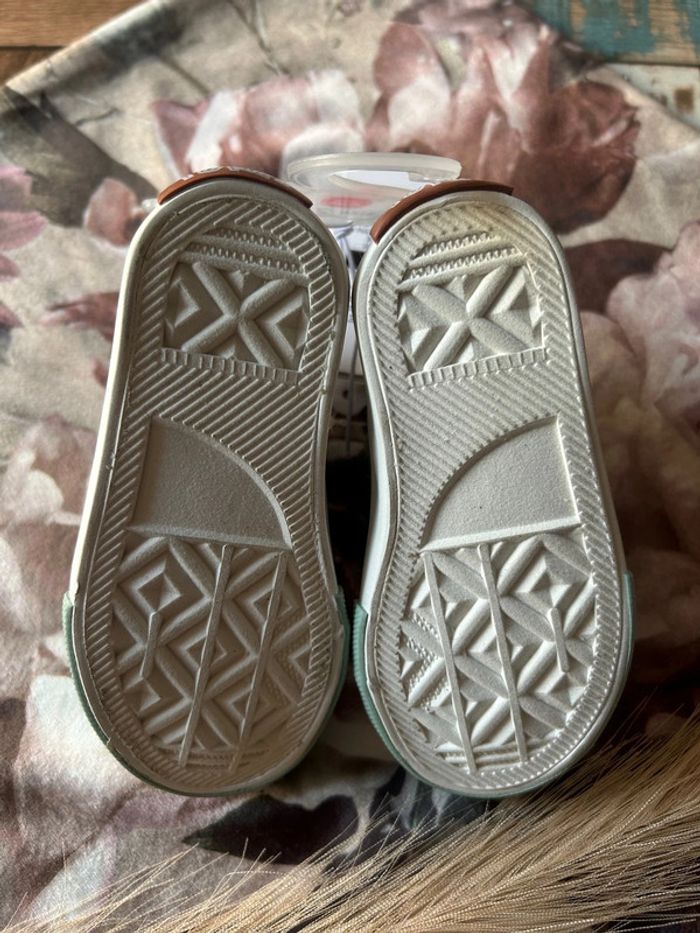 Chaussures looney tunes taille 20 - photo numéro 4