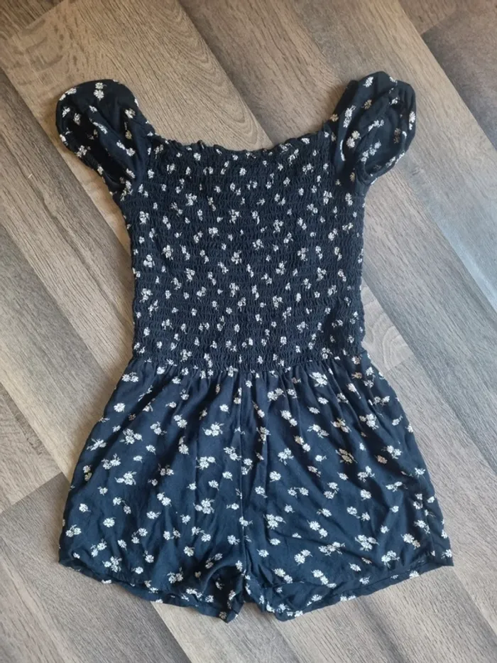 Combi short noire et à fleurs blanches en tissu extensible. Fille. Taille 8 ans. Orchestra. TBE