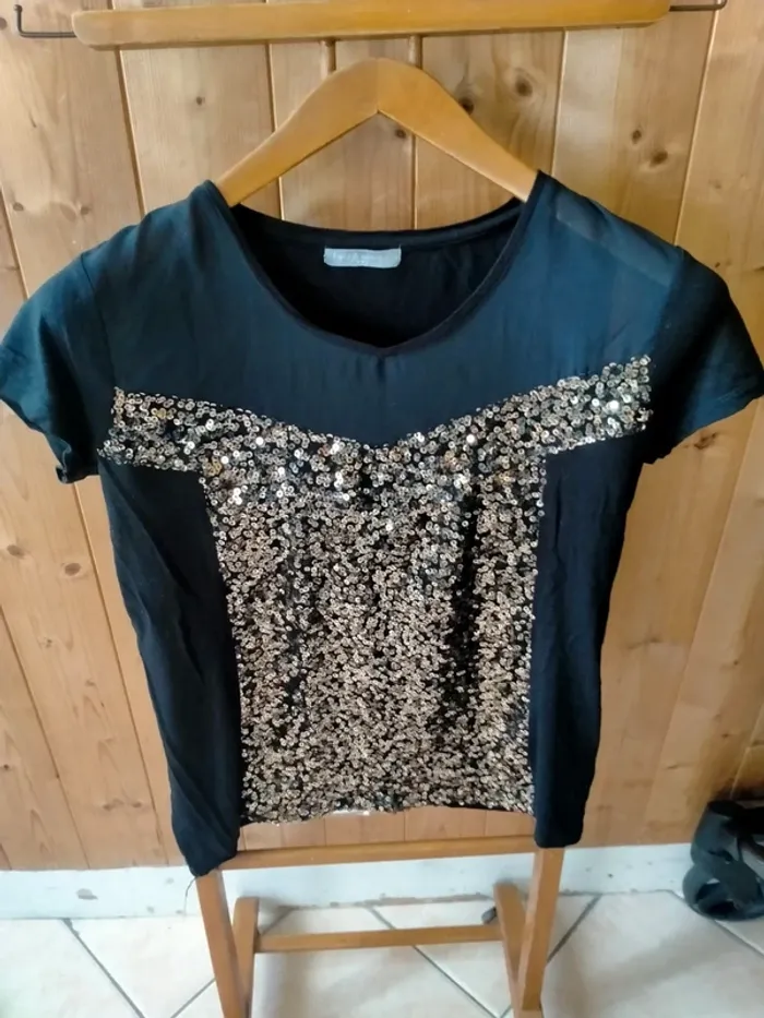 T-shirt noir à sequins dorés - photo numéro 2