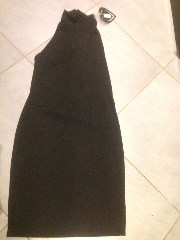 Robe mi-longue en crêpe à encolure montante noir dos nu