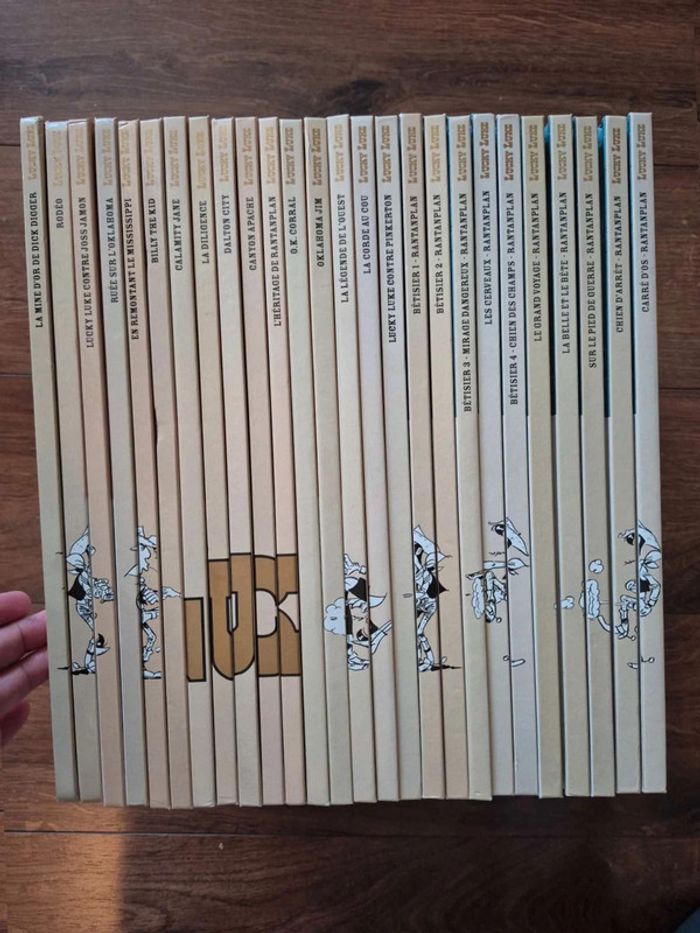Lot de 26 bandes dessinées Lucky Luke