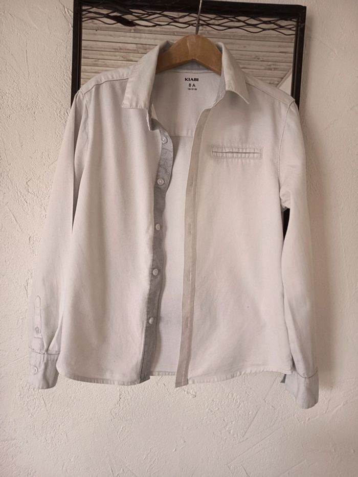 Chemise blanche à manches longues avec revers