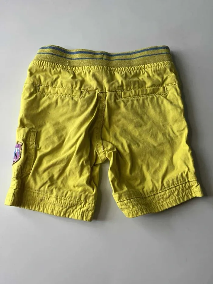Short jaune - photo numéro 3