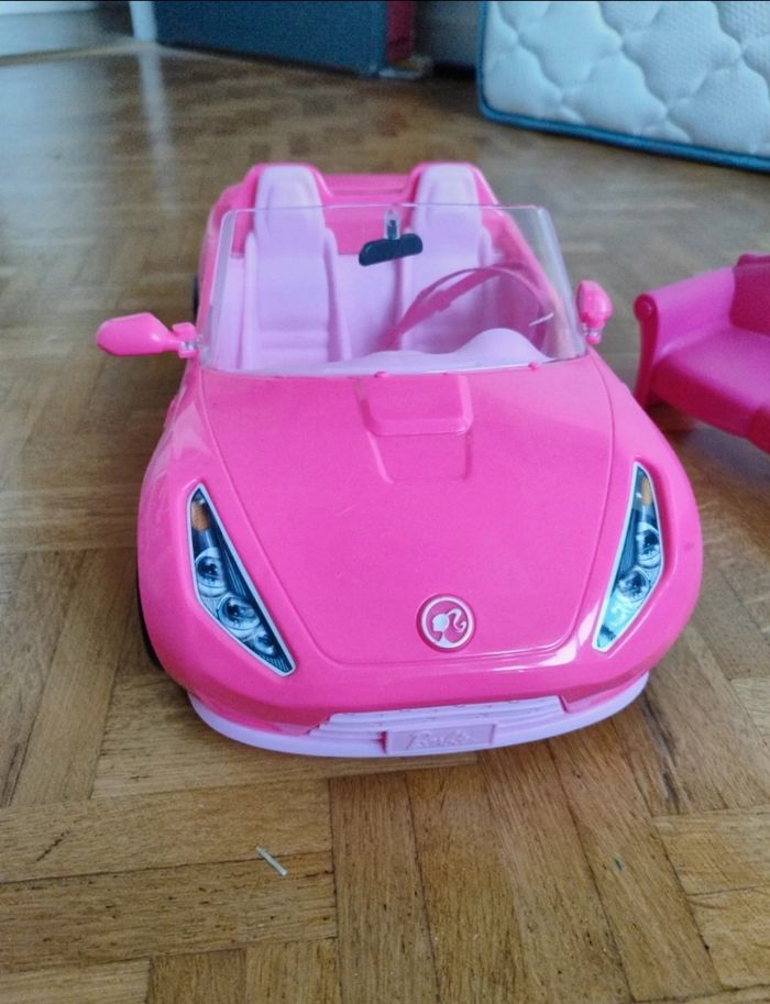 Voiture et canapé
