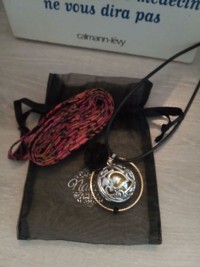 Lot livre + collier sautoir bola future maman - photo numéro 2