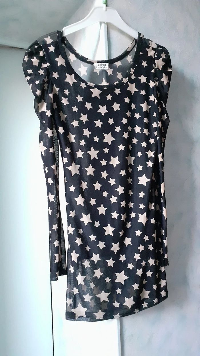 Vends un caraco tout en dentelle élastique, large bretelles, couleur blanc, taille 34-36. Longueur d