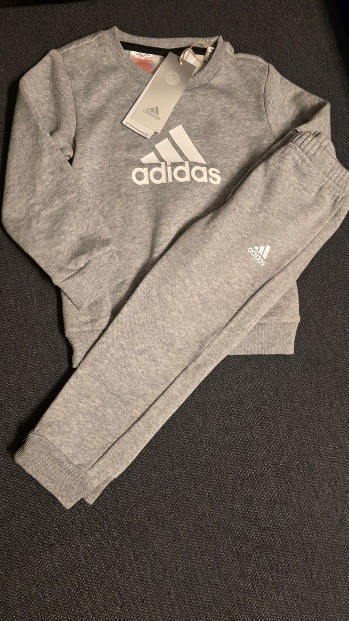 NEUF (non porté) 🏷🤩😍💙superbe jogging ADIDAS  molleton 3 ans unisex 🤩😍💙 - photo numéro 2
