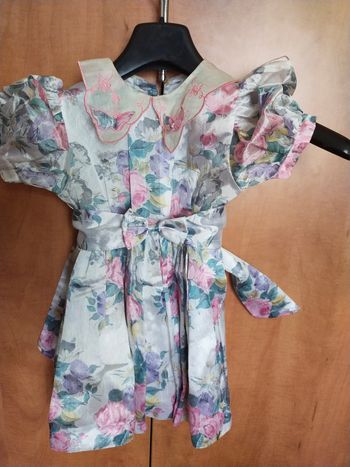 Robe fleurie avec jupon. Portée une fois pour ses 1 an