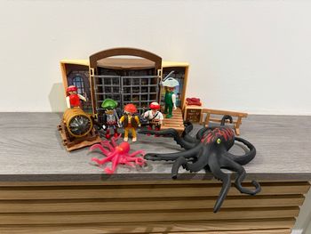 Playmobil Pieuvre et Pirates 5 Personnages pirates  2 pieuvres Canon  Cachot rétractable et 13 Accessoires 