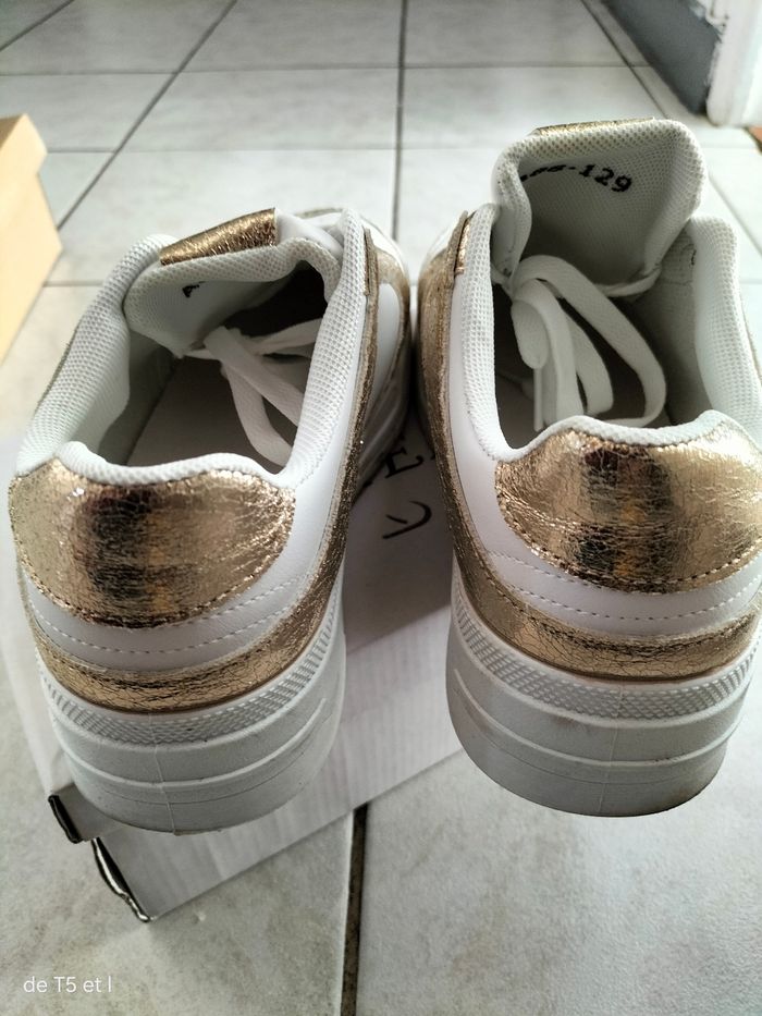Baskets compensées or et blanche taille 39 - photo numéro 3