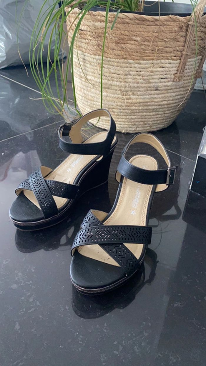 Sandales compensées noires