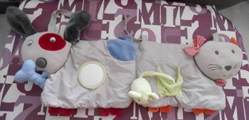 Jouets d'eveil avec accroches scratch