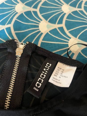 Robe noire mi-transparente