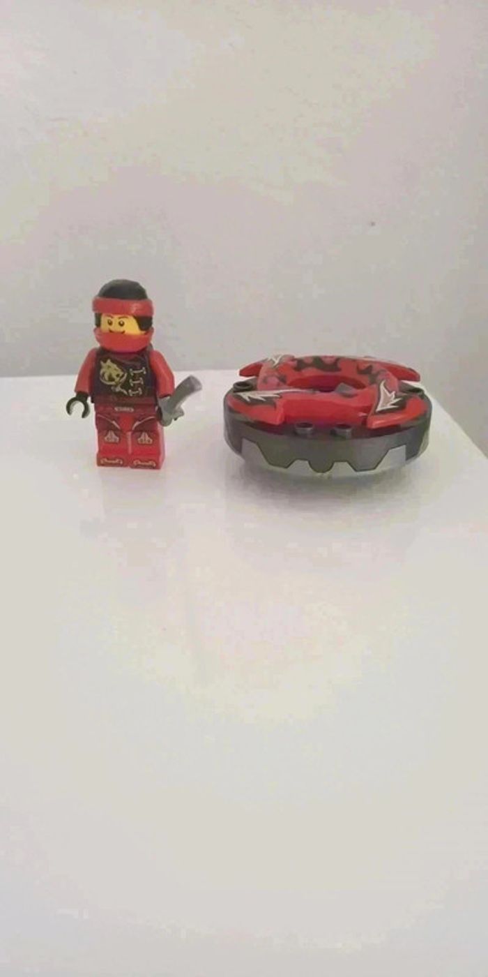 Lego figurine Ninjago avec toupie Lego