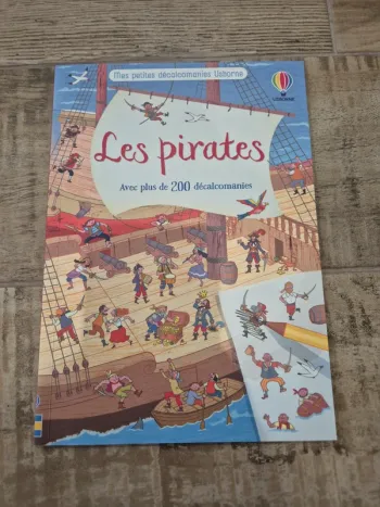 Livre Mes petites décalcomanies Usborne les pirates