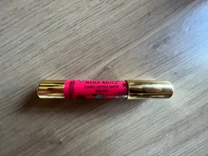 Crayon de lèvre rouge Nina Ricci