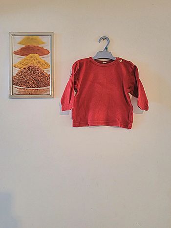T shirt manches longues rouge taille 9-12 mois