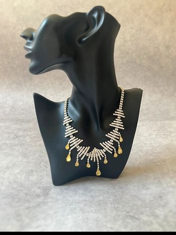 Collier avec des petits diamants blanc et jaunes.