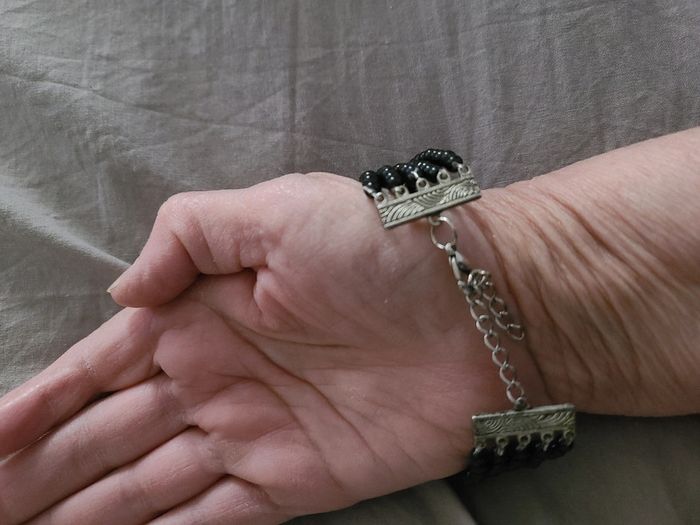 Bracelet fantaisie noir et argenté - photo numéro 2