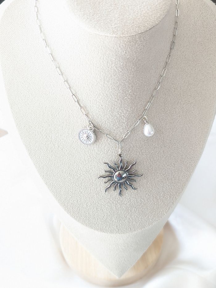 Collier breloques soleil